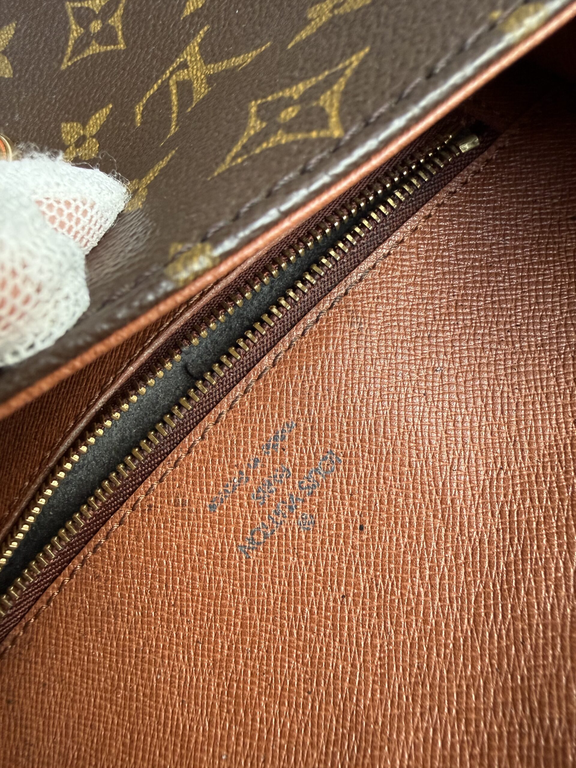 LOUIS VUITTON Saint Cloud MM - Image 4