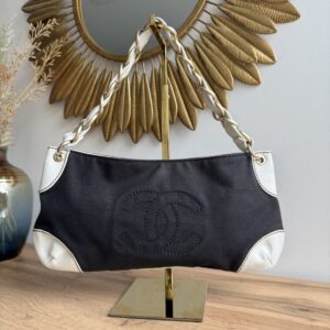 CHANEL Olsen CC Canvas